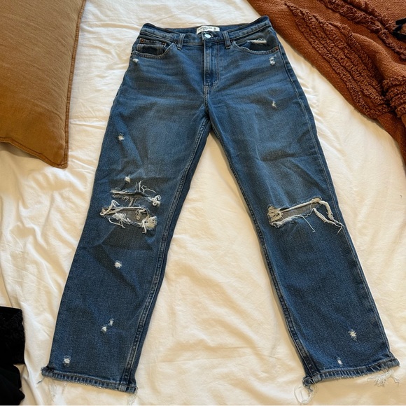 Like new! A&F High Rise Mom Jean 26S - Picture 10 of 16